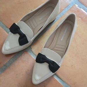 Adrienne Vittadini Beige Flats with Black Bow Accent